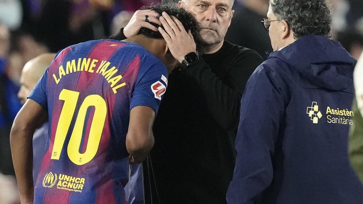 Hansi Flick abraza a Lamine Yamal después de que el futbolista sufriera la lesión.