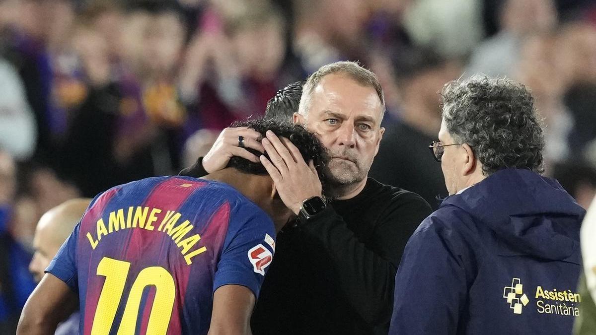Hansi Flick abraza a Lamine Yamal después de que el futbolista sufriera la lesión.