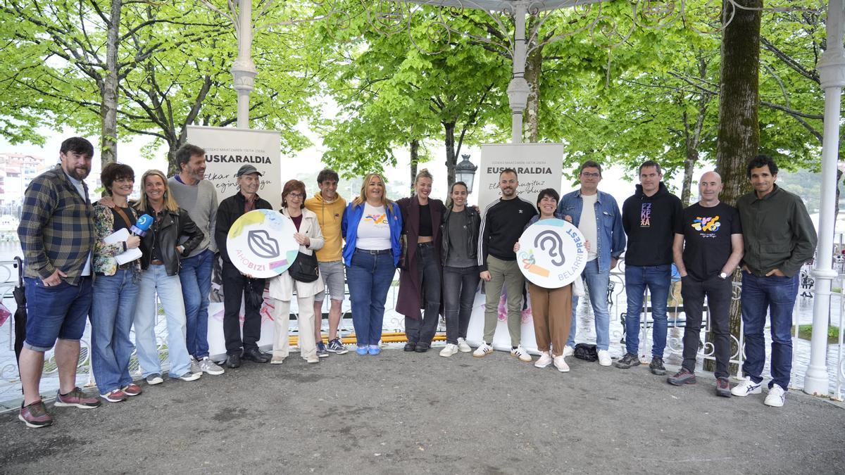 En Lekeitio ha comenzado el reparto de chapas de Euskaraldia.