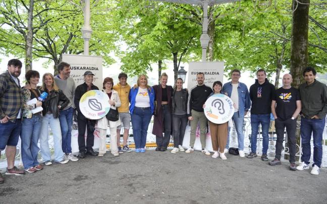 En Lekeitio ha comenzado el reparto de chapas de Euskaraldia.