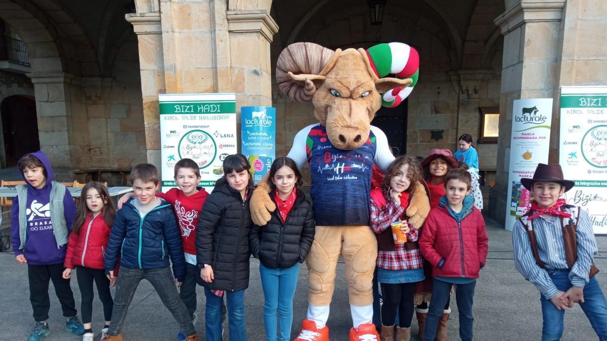 La mascota 'GAR' tras su presentación, rodeada de público infantil.