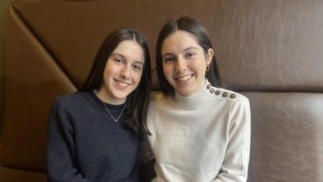 Las hermanas y escritoras beasaindarras Leire y Amaia Sarasola.