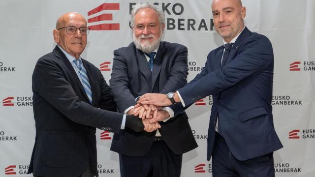 Gregorio Rojo, José Ignacio Zudaire y Mauricio Arregui, tras la comparecencia.