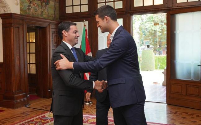 El lehendakari recibe a Andoni Ortuzar y Joseba Díez Antxusegi, en el marco de la ronda de reuniones con partidos.