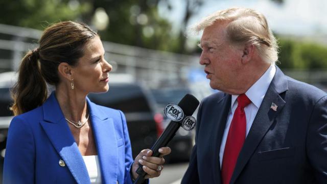 Trump atiende a una periodista.