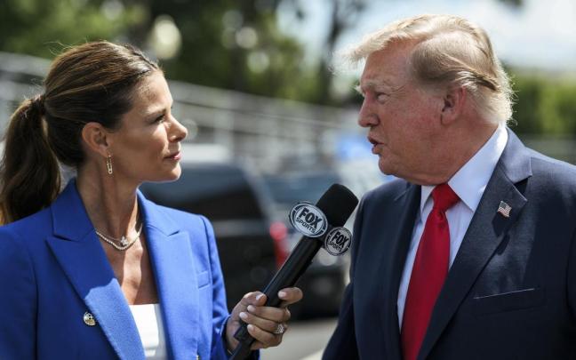 Trump atiende a una periodista.