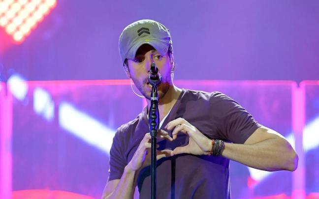 Enrique Iglesias durante un concierto.