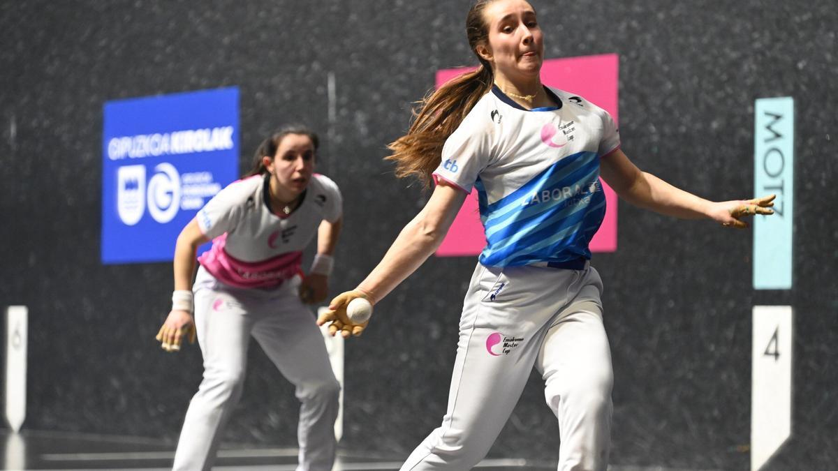 Miriam Arraiza y Enara Gaminde ganan la txapela del Parejas femenino ante Olatz Arrizabalaga y Arrate Bergara en el frontón Madalensoro Oiartzun.