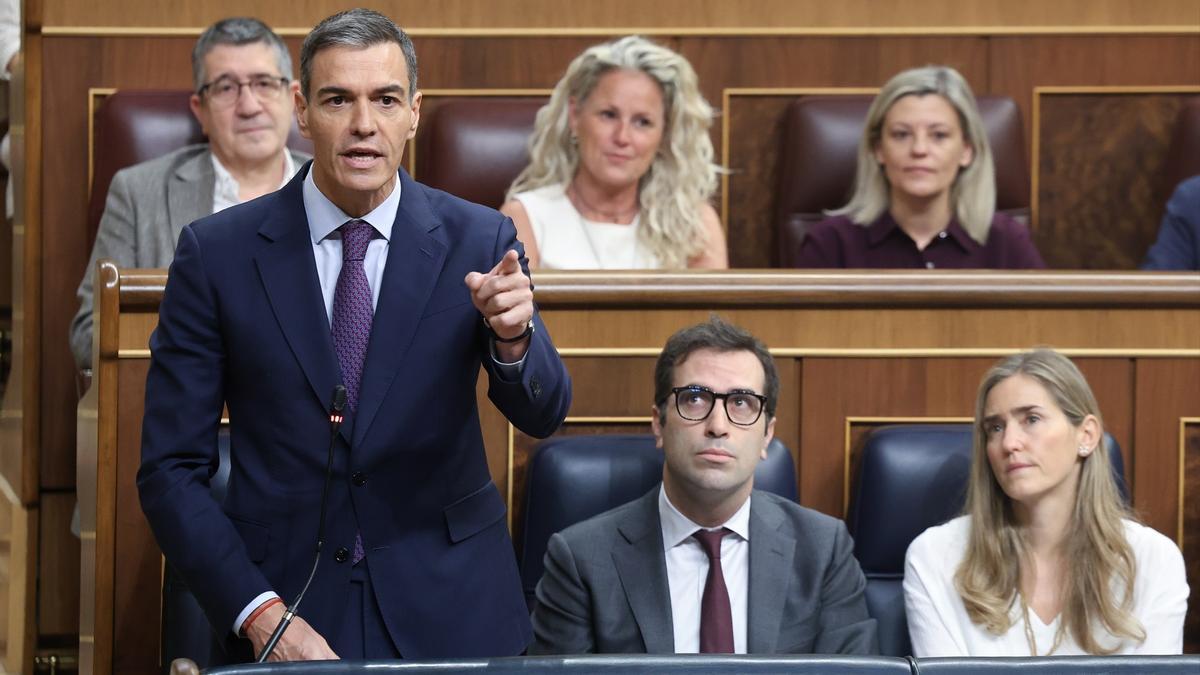 El presidente del Gobierno, Pedro Sánchez, el vicepresidente primero y ministro de Economía, Carlos Cuerpo y la vicepresidenta tercera y ministra para la Transición Energética, Sara Aagesen, durante una sesión de control al Gobierno.