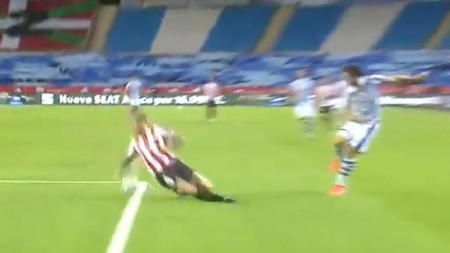 Captura de pantalla correspondiente al penalti no señalado por mano de Iñigo Martínez. / N.G.