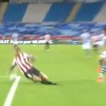 Captura de pantalla correspondiente al penalti no señalado por mano de Iñigo Martínez. / N.G.