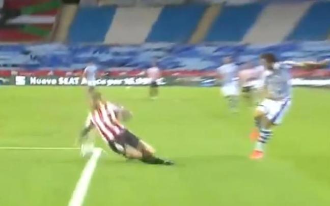 Captura de pantalla correspondiente al penalti no señalado por mano de Iñigo Martínez. / N.G.