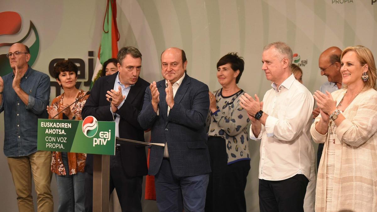 El portavoz del PNV en el Congreso, Aitor Esteban, con el presidente del EBB, Andoni Ortuzar