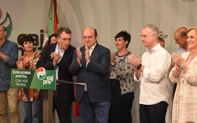 El portavoz del PNV en el Congreso, Aitor Esteban, con el presidente del EBB, Andoni Ortuzar