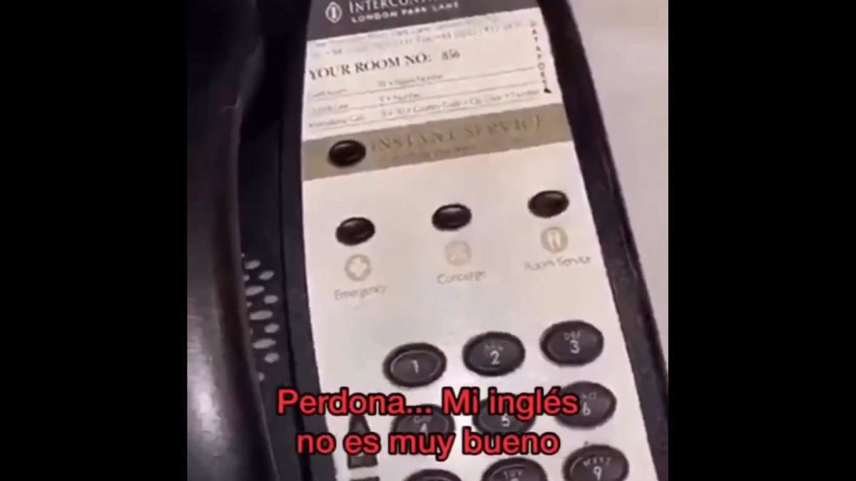 El cliente, llamando a la recepción.