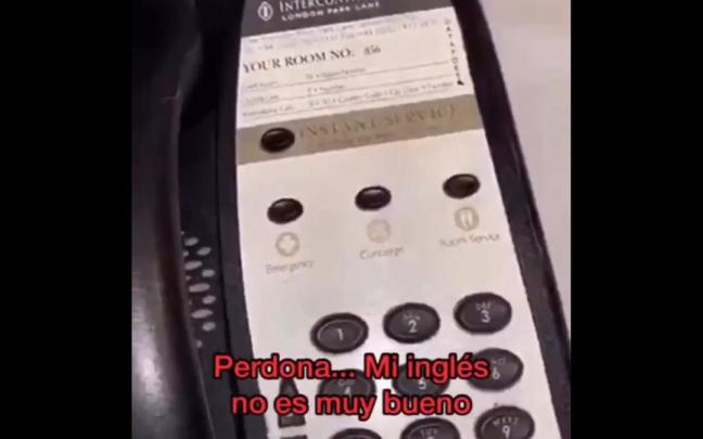 El cliente, llamando a la recepción.