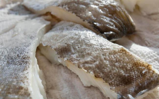 Varias tajadas de bacalao desalado.