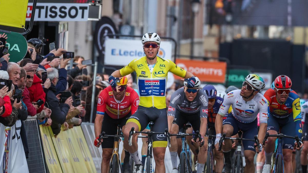 Tim Merlier, líder de la París-Niza, festeja su segunda victoria al esprint.