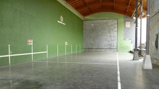 Imagen actual del frontón del barrio de Zubiaur de Orozko