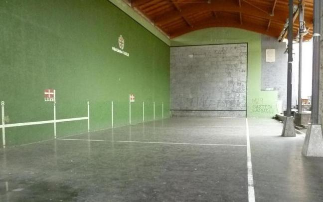 Imagen actual del frontón del barrio de Zubiaur de Orozko