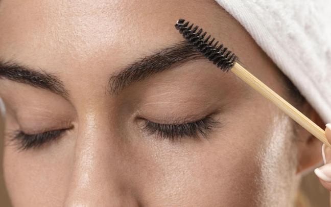 Las cejas han dejado de ser un detalle para convertirse en el rasgo que más transforma una mirada