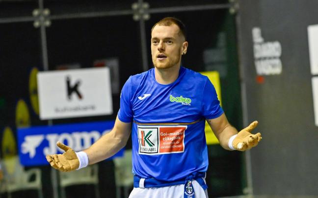 Laso protestando una decisión en el partido ante Altuna. Arnaitz Rubio