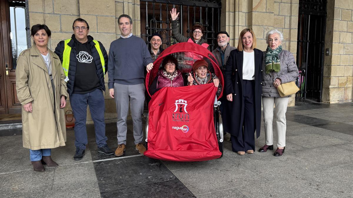 Cristina Laborda y Josu Iguiñiz junto a representantes de diversas entidades relacionadas con el proyecto Nagusikleta, posando junto al nuevo triciclo.