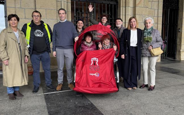Cristina Laborda y Josu Iguiñiz junto a representantes de diversas entidades relacionadas con el proyecto Nagusikleta, posando junto al nuevo triciclo.