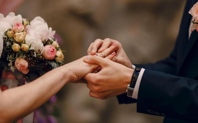 Intercambio de alianzas durante la ceremonia de una boda.