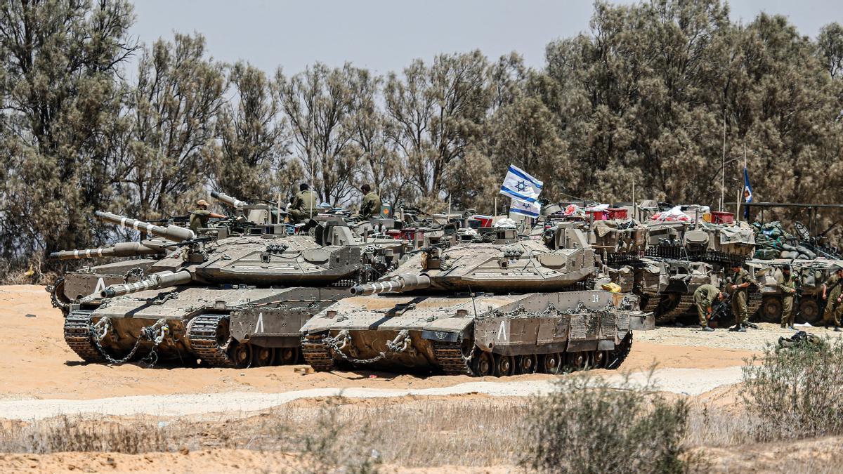 Tanques israelíes esperan entrar en combate junto a la ciudad fronteriza de Rafah.