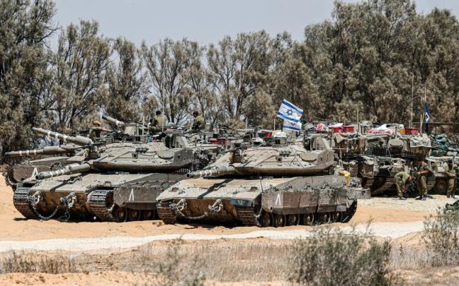 Tanques israelíes esperan entrar en combate junto a la ciudad fronteriza de Rafah.