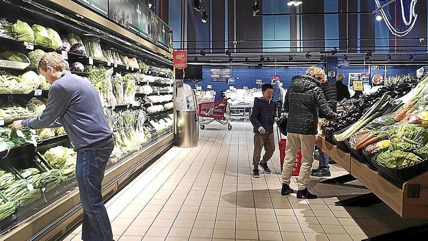 Los supermercados están incrementando su cuota de captación de ventas de alimentos en los últimos años. | FOTO: PABLO VIÑAS