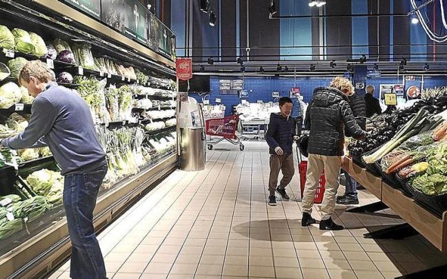 Los supermercados están incrementando su cuota de captación de ventas de alimentos en los últimos años. | FOTO: PABLO VIÑAS