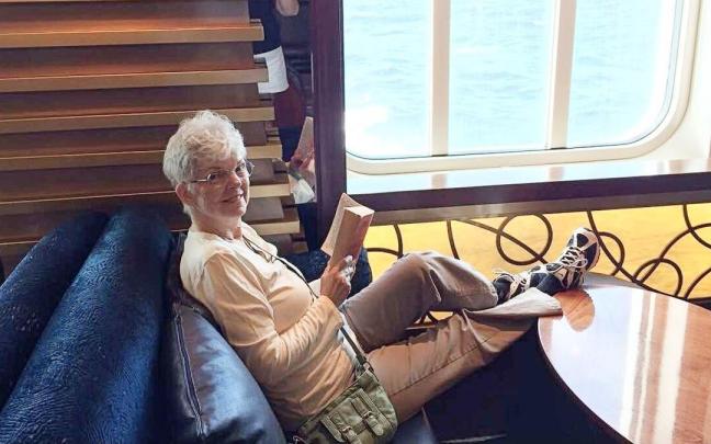 Sharon Lane, descansando en el Villa Vie Odyssey