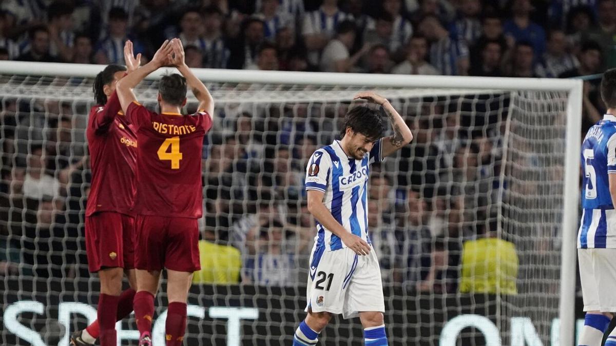 David Silva se lamenta tras el pitido final del choque del jueves ante la Roma, mientras dos jugadores visitantes celebran su pase.