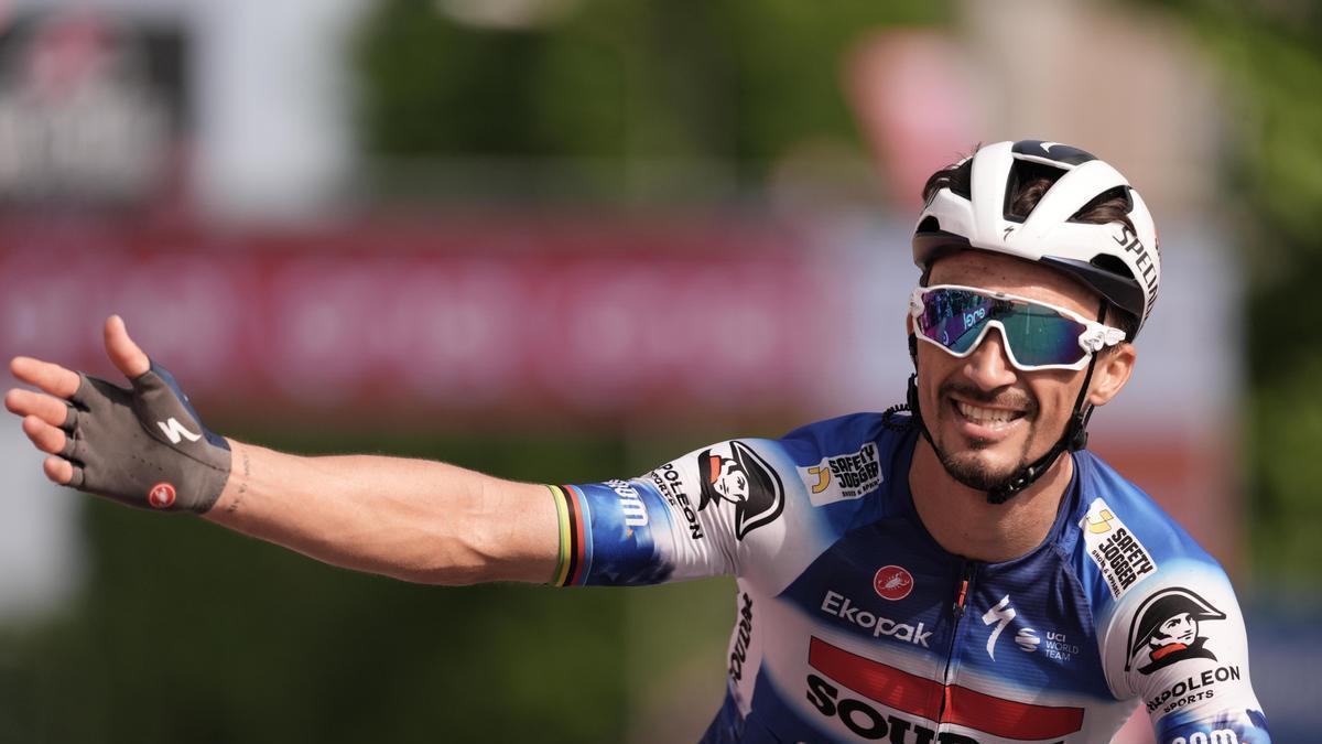 Julian Alaphilippe festeja la victoria en solitario en Fano.