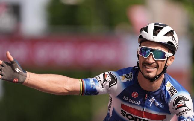 Julian Alaphilippe festeja la victoria en solitario en Fano.
