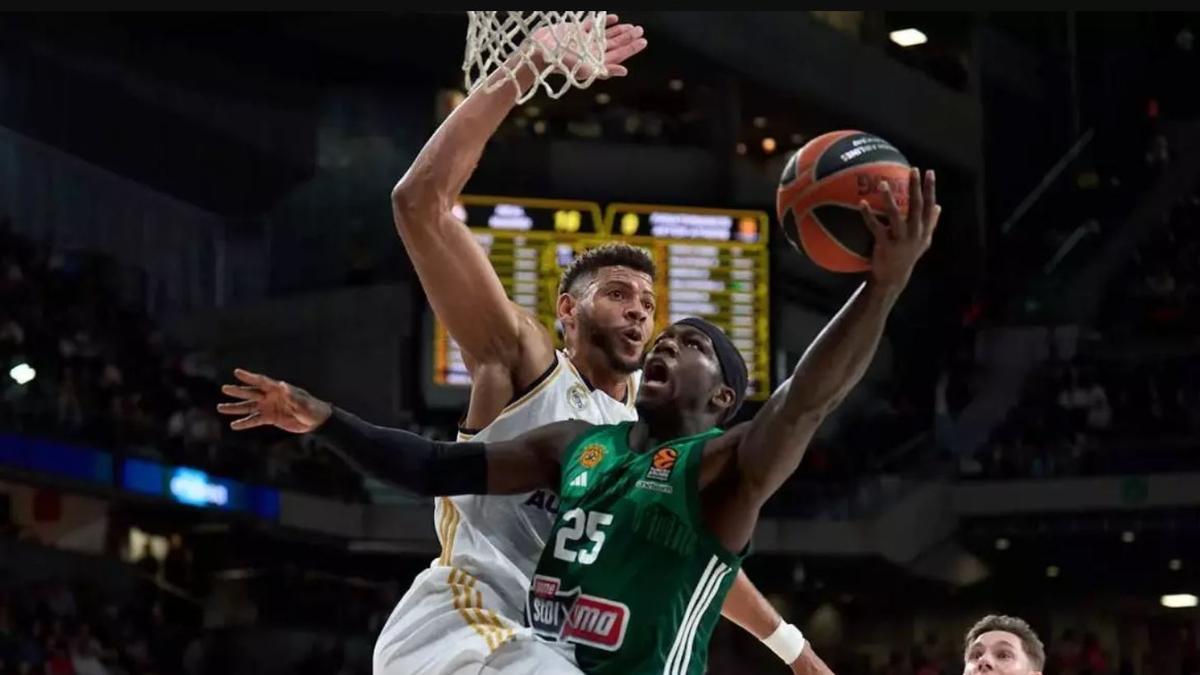 Kendrick Nunn y Edy Tavares en la final de la Euroliga