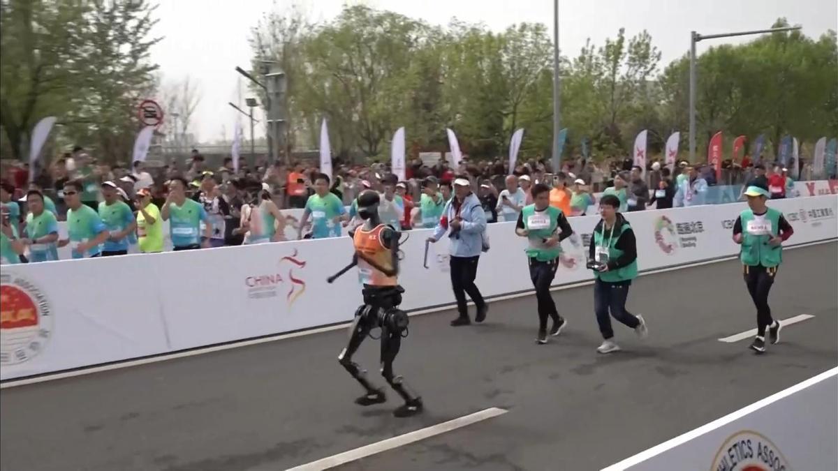 Tiangong, el robot corredor, lidera la maratón, en el distrito tecnológico de Yizhuang.