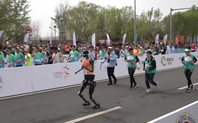 Tiangong, el robot corredor, lidera la maratón, en el distrito tecnológico de Yizhuang. Tiangong, el robot corredor, lidera la maratón, en el distrito tecnológico de Yizhuang.