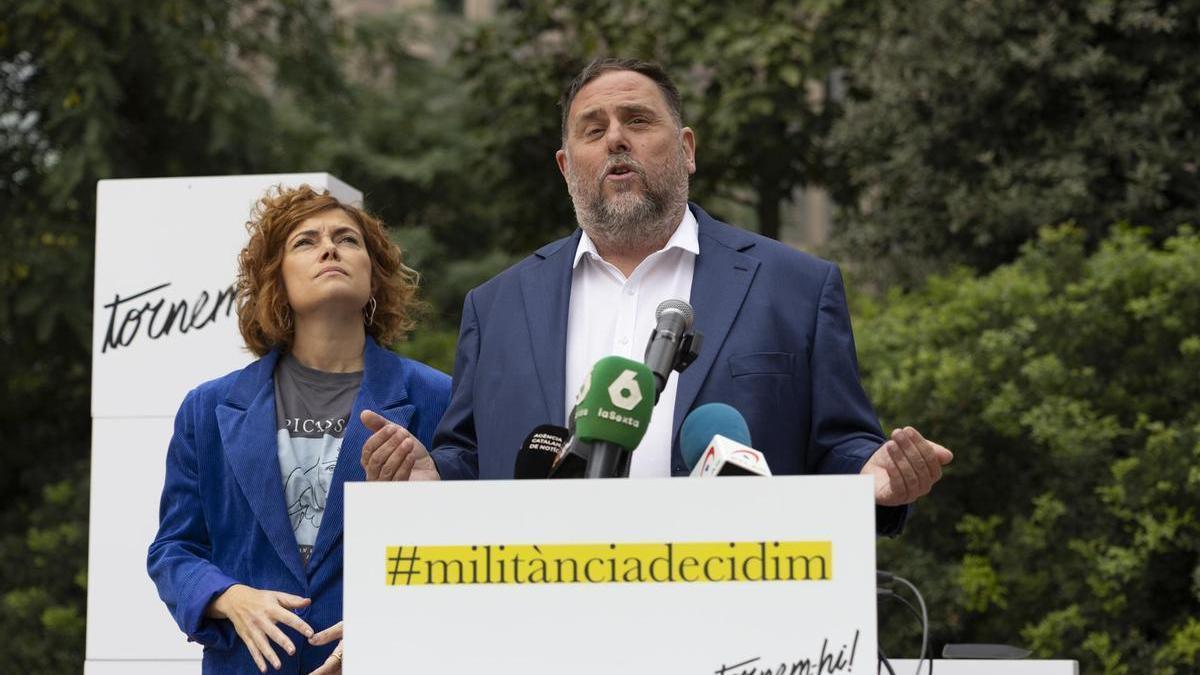 Oriol Junqueras, acompañado la líder de los republicanos en el Ayuntamiento de Barcelona, Elisenda Alamany.