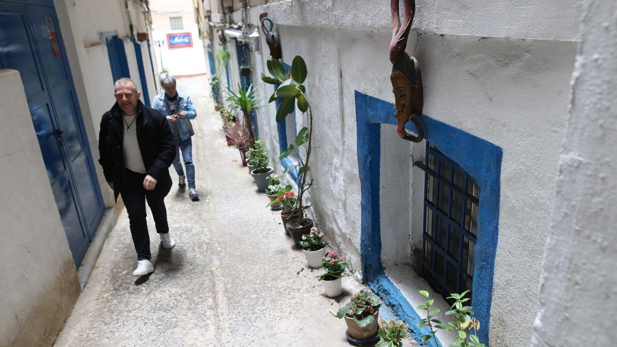 Los propietarios de la tienda enmarcación Molcris, que lleva más de 40 años en el callejón, han favorecido en la rehabilitación del callejón Zollo.