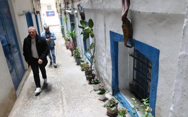 Los propietarios de la tienda enmarcación Molcris, que lleva más de 40 años en el callejón, han favorecido en la rehabilitación del callejón Zollo.
