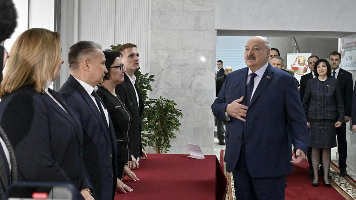 El presidente de Bielorrusia, Alexandr Lukashenko, se acerca a votar en las elecciones presidenciales.