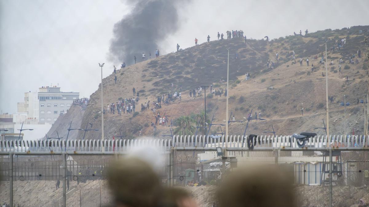 Crisis migratoria en Ceuta: miles de inmigrantes llegan a nado a la ciudad autónoma