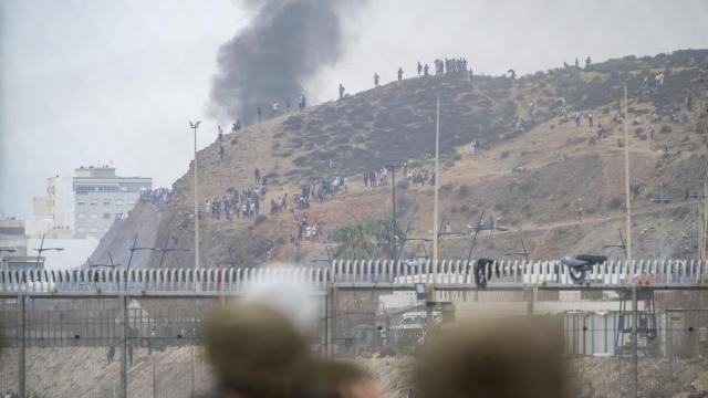 Crisis migratoria en Ceuta: miles de inmigrantes llegan a nado a la ciudad autónoma