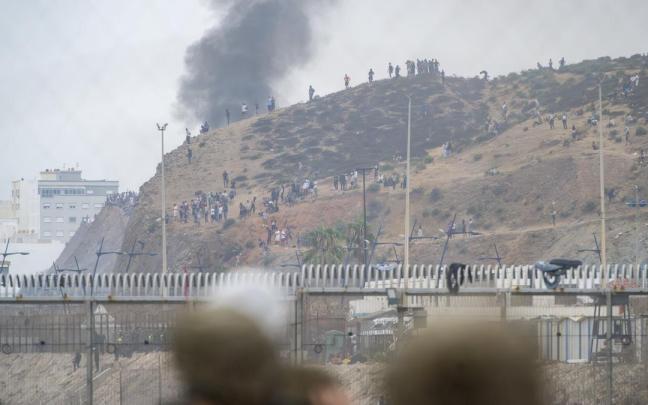 Crisis migratoria en Ceuta: miles de inmigrantes llegan a nado a la ciudad autónoma