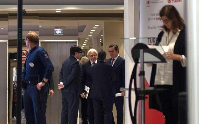 Antonio Garamendi, presidente de la CEOE, llegando ayer al comité ejecutivo extraordinario.