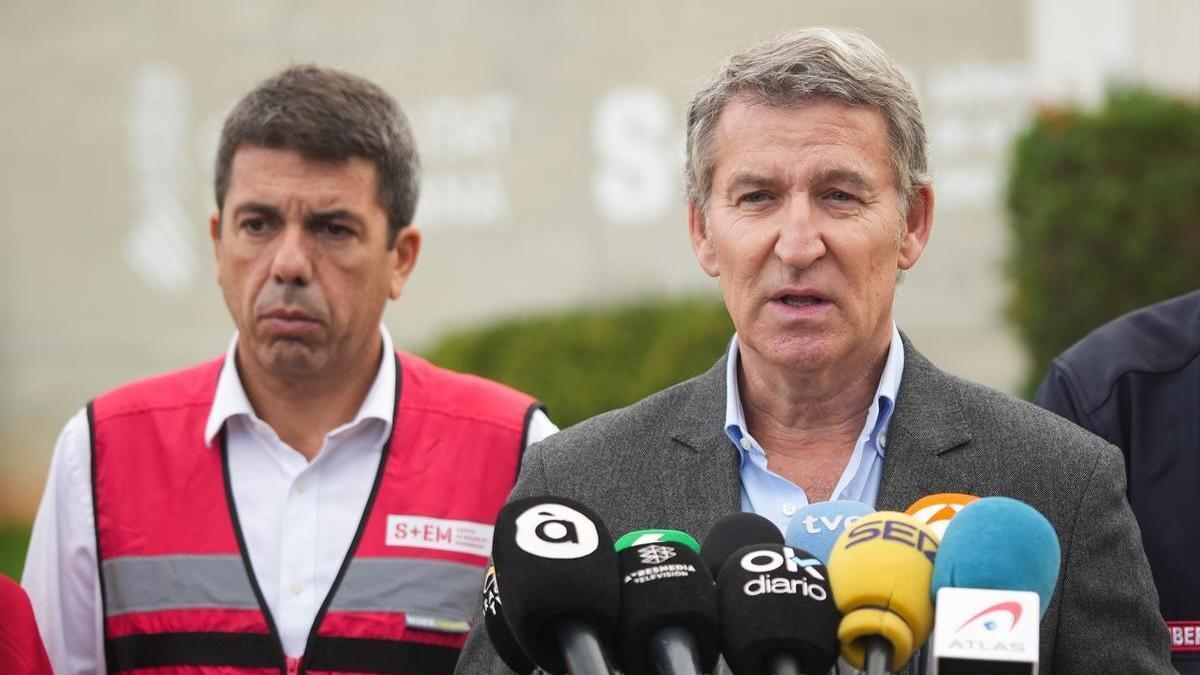 El presidente de la Generalitat Valenciana, Carlos Mazón (i) y el presidente del Partido Popular, Alberto Núñez Feijóo