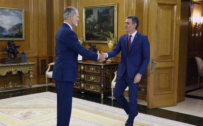 Felipe VI y pedro Sánchez durante la ronda de consultas que se celebró en agosto.